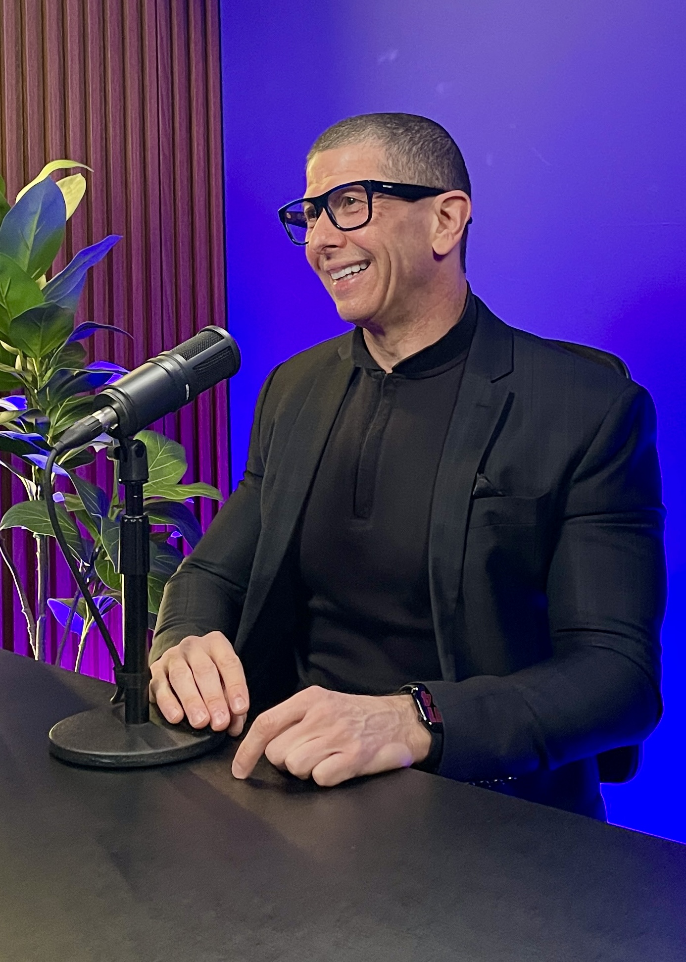 Renato Bonetti em ambiente de gravação institucional
